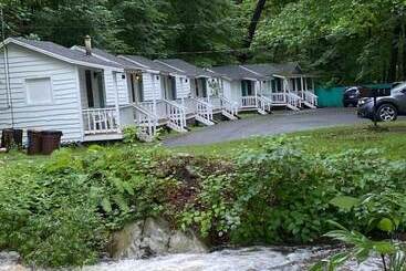 Brookside Motel & Cabins