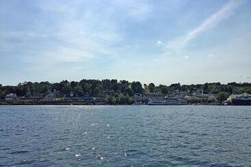 Half Moon Motel & Cottages