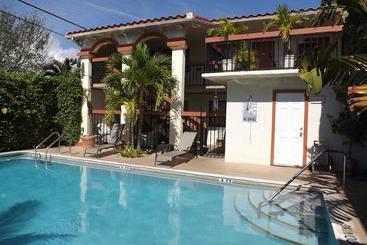 ホテル Eamon James Apartments & Suites