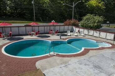 King Hendrick Motel And Suites