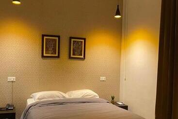 هتل Premier Lodge