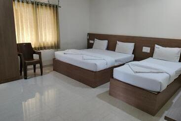 هتل The Karthikeya Inn, Tirupati