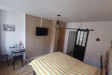 تختخواب و صبحانه La Chambre De Pousse