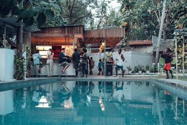 تختخواب و صبحانه Paddlecult Surf Retreat