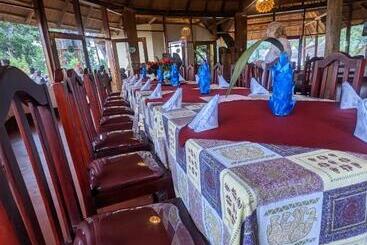 هتل Cwmbale Eco Safari Lodges, Restaurant And Zoo