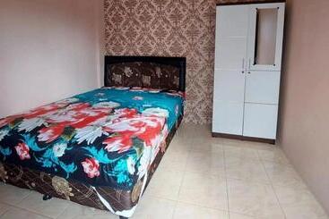 ホテル Oyo 93525 Griya Wafira Trenggalek Syariah