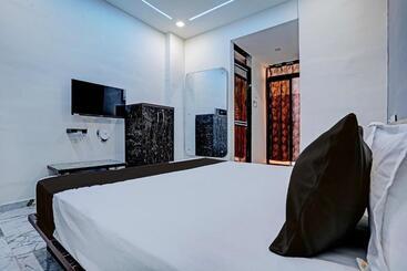 Hotel Oyo White Palace