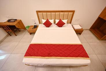 Отель Rays Inn And Pegs Family Restaurant