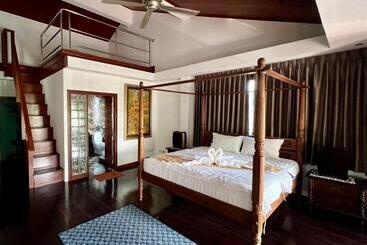 פנסיון Talay Naiharn Villa