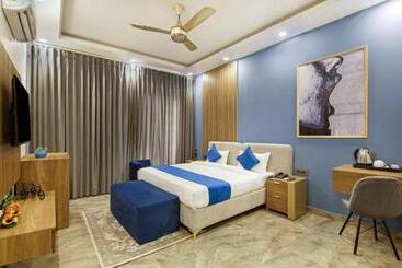 Отель The Embassy Inn