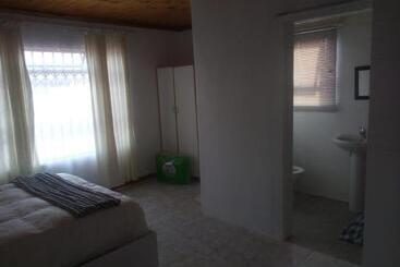 פנסיון Lake Acres Guest House