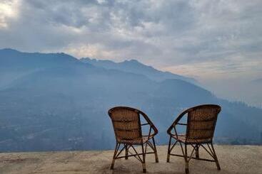 منتجع Aikyam Cottages & Camps