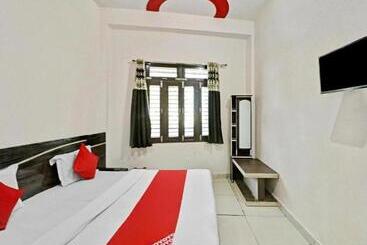 ホテル Anjani Palace