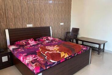 בית מלון כפרי Nancy Guest House & Restaurant Morni