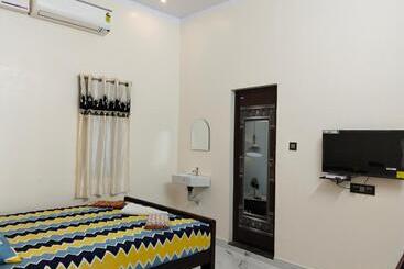 Отель Vedhav Residency