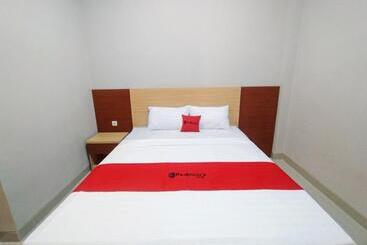 Отель Reddoorz Syariah Near Alun Alun Tegal 2
