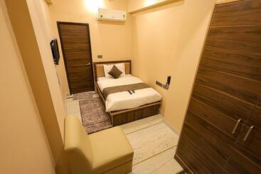 Fabhotel Pearl Square