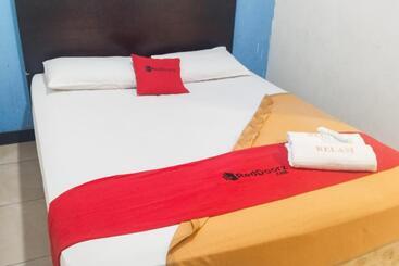 Отель Reddoorz Near Living Plaza Palembang