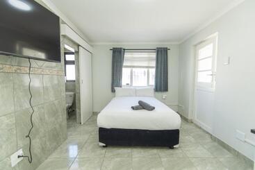 פנסיון 16 On 7th Guesthouse Summerstrand