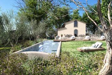 צימר Relais Borgo Elissa