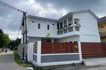 בית מלון כפרי Oyo 93457 White House Syariah