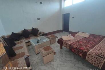 酒店 Yadav Bhojnalaya