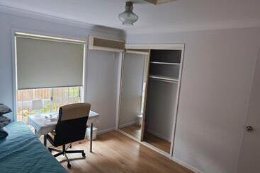 پانسیون All Set Up Single Rooms In Convenient Location