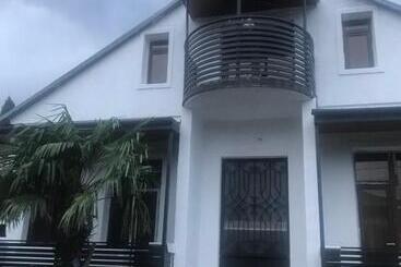 پانسیون Nino & Irodi S Guest House