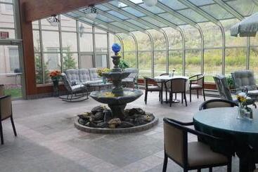 בית מלון כפרי Greenwood Village Inn & Suites