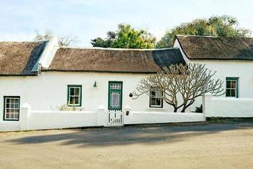 בית מלון כפרי Old Thatch Lodge