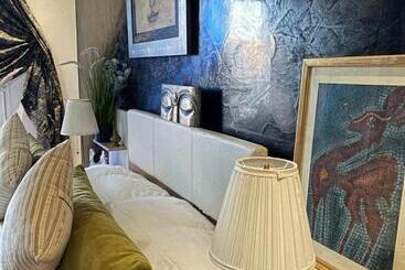 تختخواب و صبحانه Luxury Grey Suite In Hay Riad