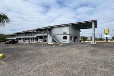 בית מלון כפרי Regency Inn By Oyo Three Rivers