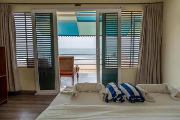 בית מלון כפרי The Tito S Blue Sky Beach Resort