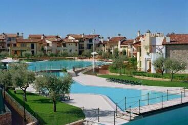 מלון דירות Lugana Resort & Sporting Club   Sermana Village
