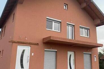 پانسیون Apartmani Bella