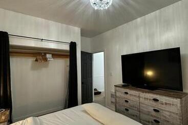 פנסיון Charming 2bd/1ba Home With Modern Amenities