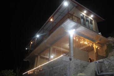 منتجع Pyare Cafe Cottages And Tents