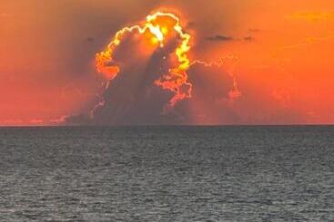 アパートホテル Breathtaking Views Beach Condo   Sleeps 8!