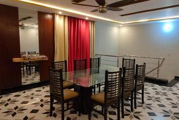 호텔 The Lodges Inn