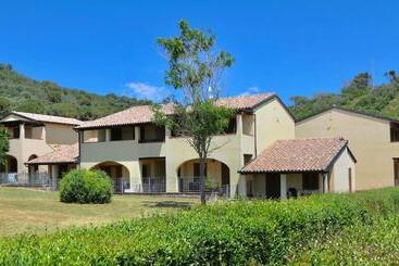 Isa Apartments 4 Beds, First Floor With Private Outdoor Area, In Residence With Swimming Pool