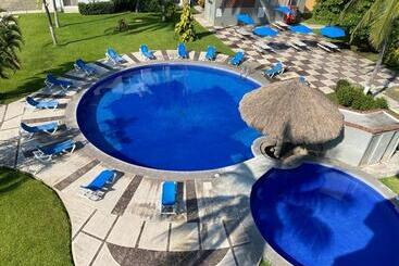 فندق Manzanillo Pied A Terre