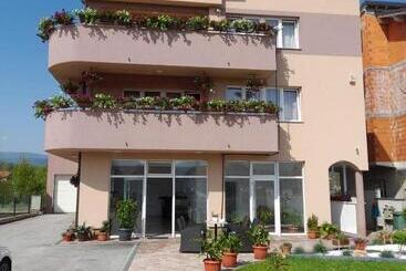 پانسیون Apartmani Kadunić