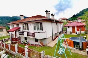 פנסיון Guest House Meraklii
