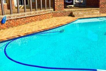 פנסיון Summer Vintage Home In Gonubie   Just A Walk To The Beach!