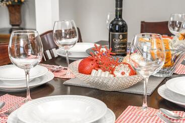 פנסיון V Home By Heritage Park And Glenmore Reservoir