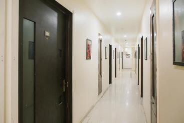 בית מלון כפרי Oyo Flagship Dr Plaza