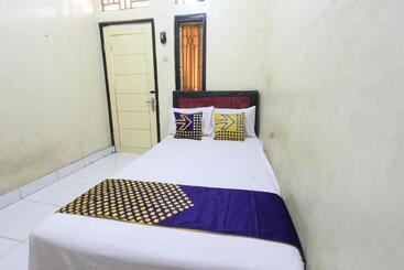 בית מלון כפרי Oyo Life 93260 Bale Kosan