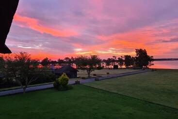 فندق صغير Waterfront Cottage Stand 122