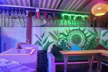 Hostel Taru Surf Camp And Restaurant