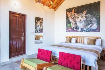 Shree Parijat Resort At Mukteshwar Hill Station With Himalayan View